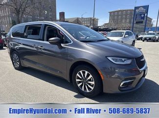 Used 2023 Chrysler Pacifica Touring-L FWD video 2
