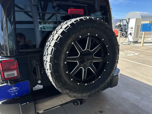 Used 2018 Jeep Wrangler Unlimited Sahara image 13