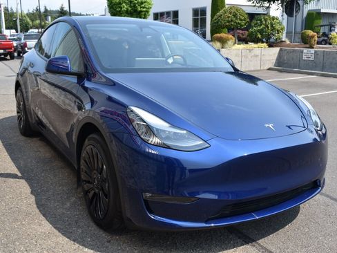 Used 2024 Tesla Model Y Long Range AWD/4WD image 3