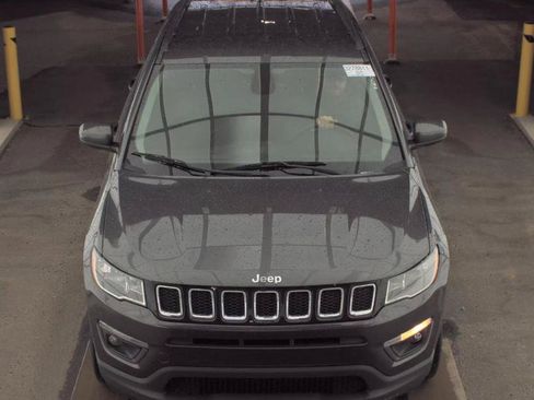 Used 2018 Jeep Compass Latitude FWD image 2