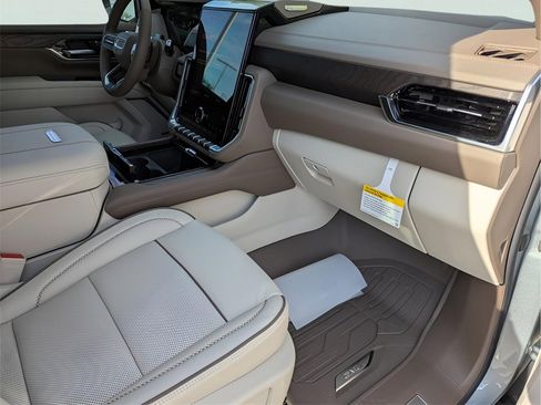 Used 2026 GMC Yukon Denali w/ Denali Reserve Package image 17