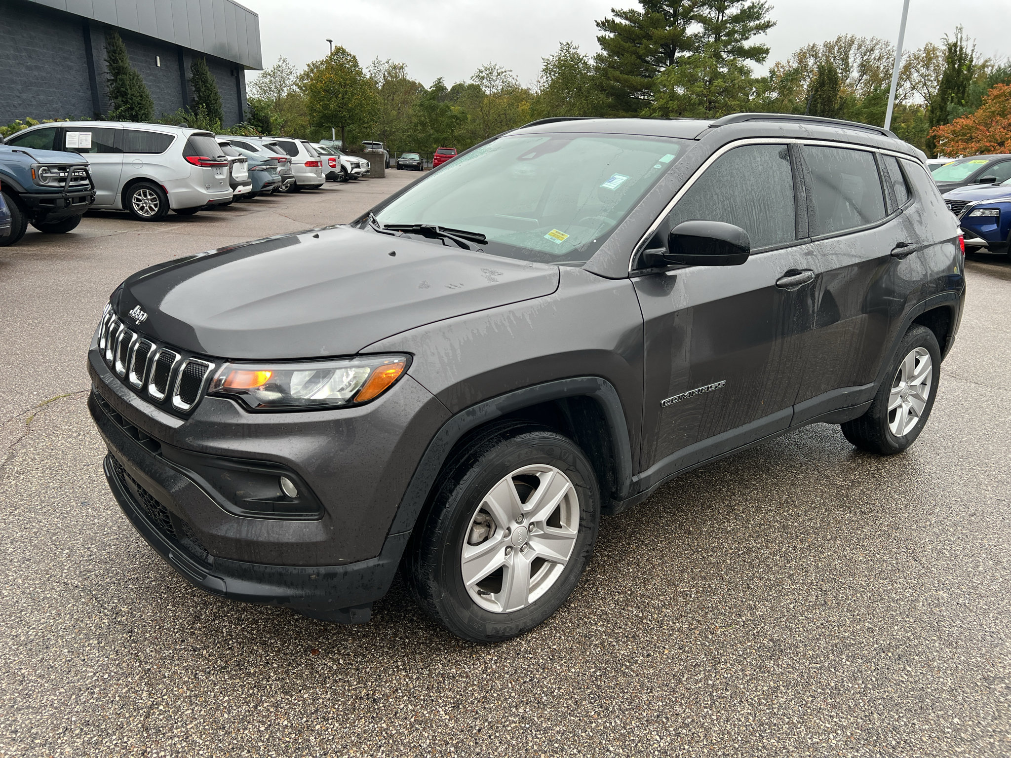 Used 2022 Jeep Compass Latitude w/ Sun and Sound Group AWD/4WD image 3