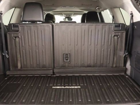 Used 2022 Toyota Highlander XLE AWD/4WD image 27