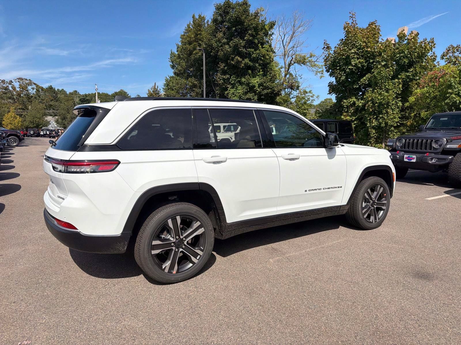 New 2027 Jeep Grand Cherokee Limited AWD/4WD image 2