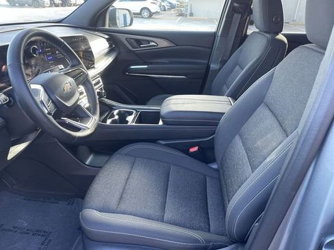 Used 2025 Chevrolet Traverse LT image 11