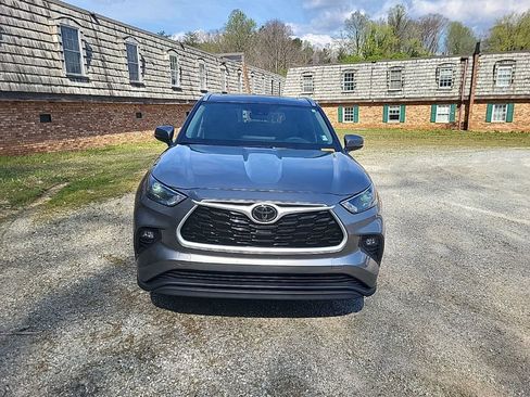 Used 2025 Toyota Highlander XLE image 3