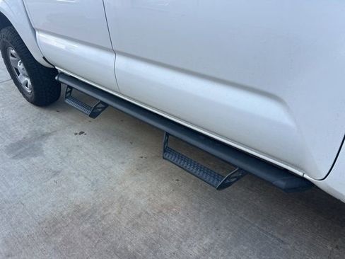 Used 2017 Toyota Tacoma 2WD Double Cab image 3