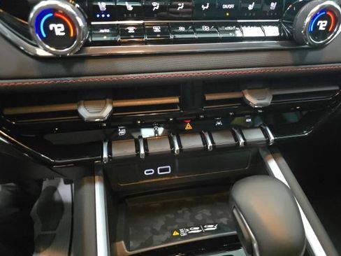 Used 2025 Chevrolet Colorado Z71 w/ Z71 Convenience Package 2 AWD/4WD image 21