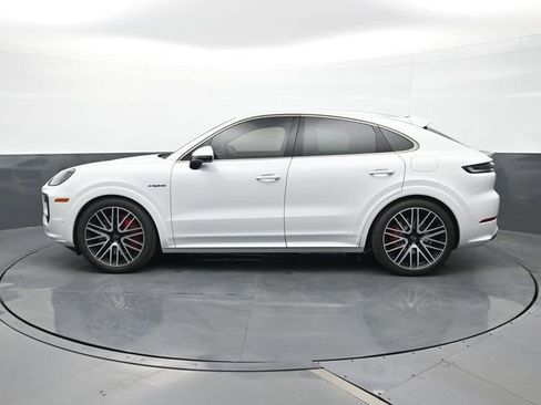 Certified 2025 Porsche Cayenne Turbo image 2