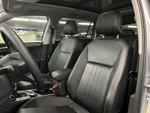 Used 2022 Volkswagen Tiguan SE w/ Panoramic Sunroof Package image 19