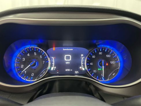 Used 2022 Chrysler Pacifica Touring-L image 32