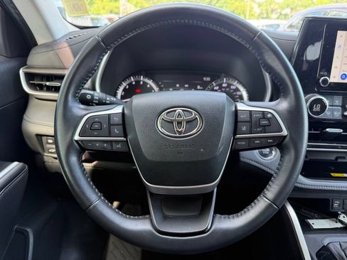 Used 2023 Toyota Highlander XLE AWD/4WD image 12