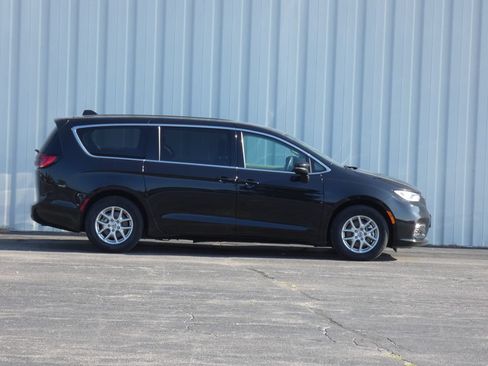 Used 2023 Chrysler Pacifica Touring-L FWD image 2