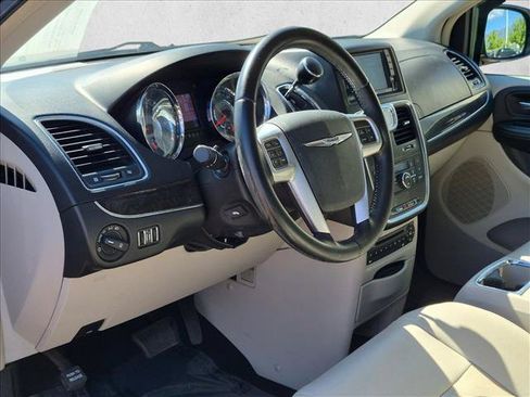 Used 2012 Chrysler Town & Country Touring-L w/ Entertainment Group #2 FWD image 10
