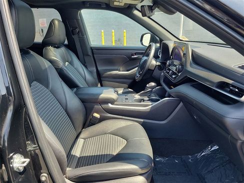 Used 2023 Toyota Highlander XSE image 18