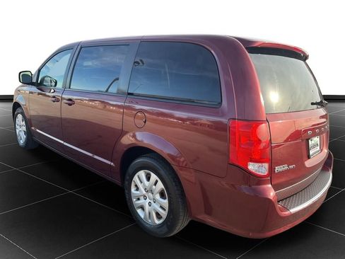 Used 2018 Dodge Grand Caravan SE image 3