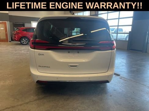 Used 2024 Chrysler Pacifica Touring-L FWD image 7