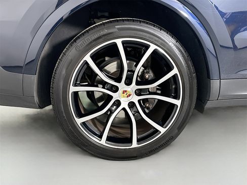 Certified 2023 Porsche Cayenne Platinum Edition image 13