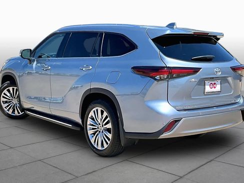 Used 2024 Toyota Highlander Platinum FWD image 8