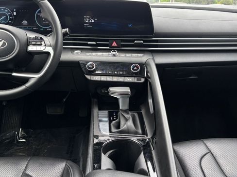 Used 2025 Hyundai Elantra Limited image 22