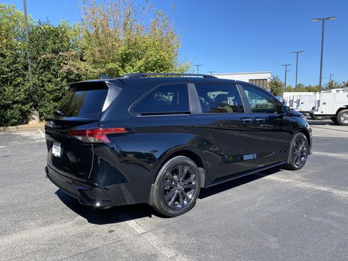 Used 2025 Toyota Sienna XSE image 9