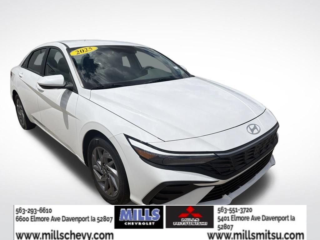 Used 2025 Hyundai Elantra Hybrid FWD image 3