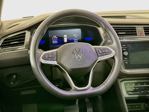 Used 2023 Volkswagen Tiguan SE w/ Panoramic Sunroof Package FWD image 18