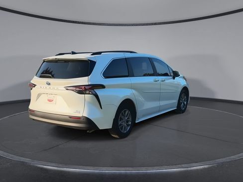 Used 2024 Toyota Sienna XLE FWD image 8