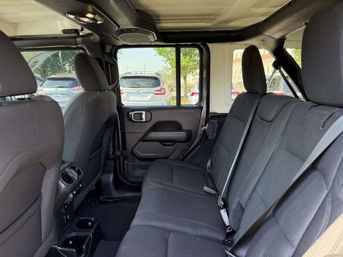 Used 2022 Jeep Wrangler Unlimited Sahara w/ Cold Weather Group AWD/4WD image 17