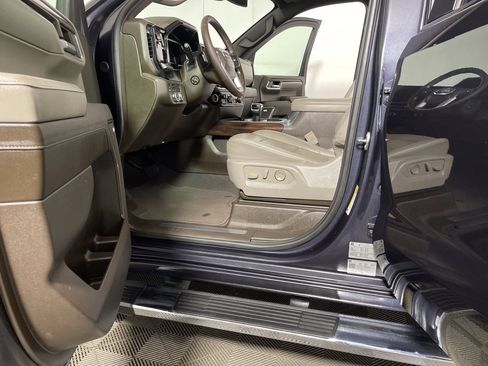 Used 2024 GMC Sierra 1500 SLT w/ SLT Convenience Package image 16