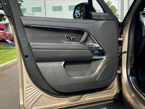 New 2025 Land Rover Range Rover SE image 10