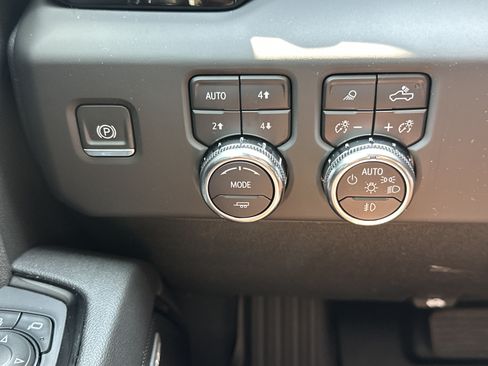 Used 2024 GMC Sierra 2500 AT4 w/ Technology Package AWD/4WD image 28