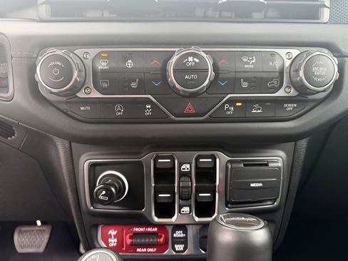 Certified 2024 Jeep Gladiator Rubicon image 24