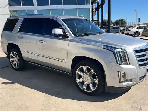 Used 2020 Cadillac Escalade Premium Luxury image 4