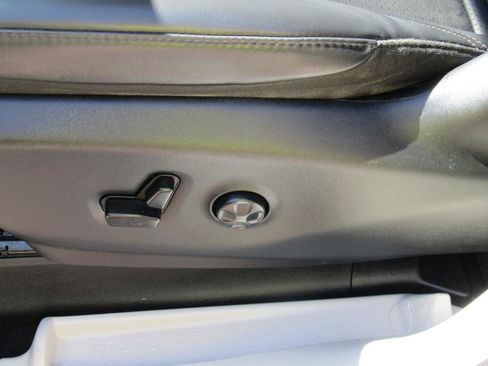 Used 2023 Chrysler Pacifica Touring-L FWD image 17