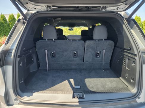 Used 2025 Chevrolet Traverse LT image 12