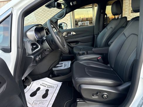 New 2026 Chrysler Pacifica Select image 3