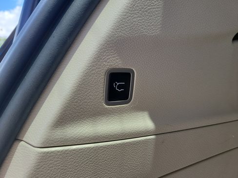 Used 2023 Chrysler Pacifica Touring-L FWD image 11