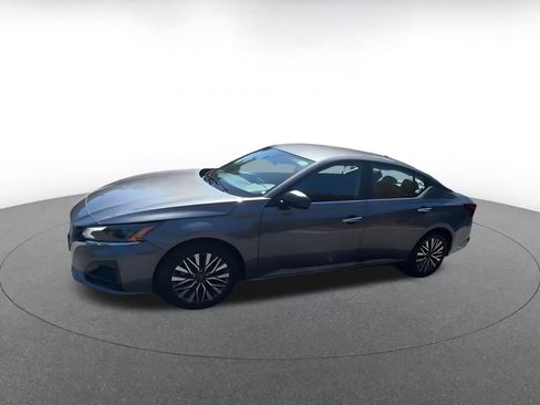 Used 2025 Nissan Altima 2.5 SV FWD image 8