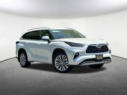 New 2026 Toyota Highlander Platinum AWD/4WD image 2