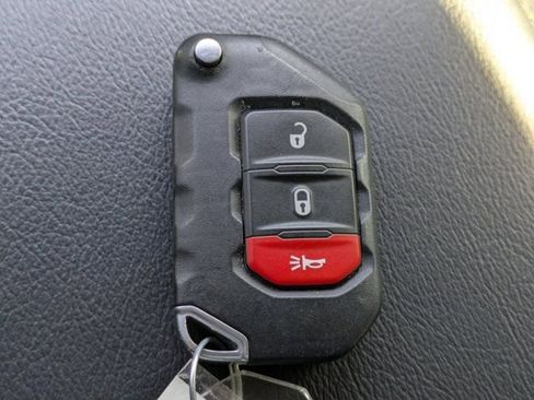 Used 2020 Jeep Wrangler Unlimited Sahara image 25