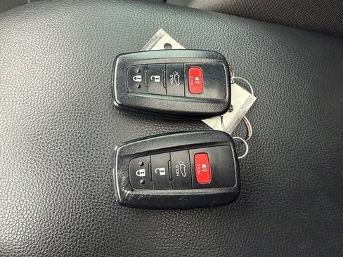 Used 2020 Toyota RAV4 XLE image 27