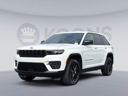 Used 2025 Jeep Grand Cherokee Altitude AWD/4WD image 1