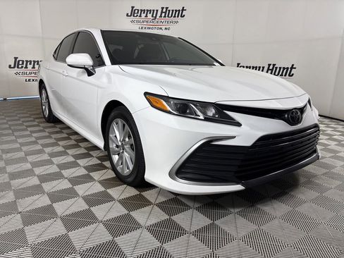Used 2021 Toyota Camry LE FWD image 5