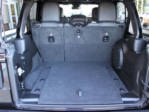 Used 2025 Jeep Wrangler Unlimited Rubicon AWD/4WD image 38