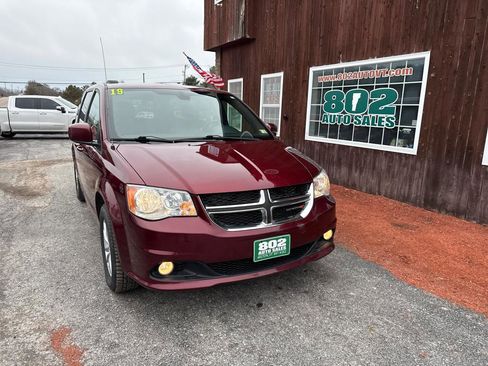Used 2019 Dodge Grand Caravan SXT image 2