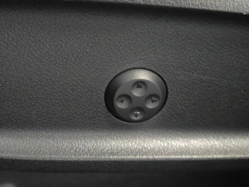 Used 2021 Mercedes-Benz GLB 250 4MATIC w/ Premium Package image 37