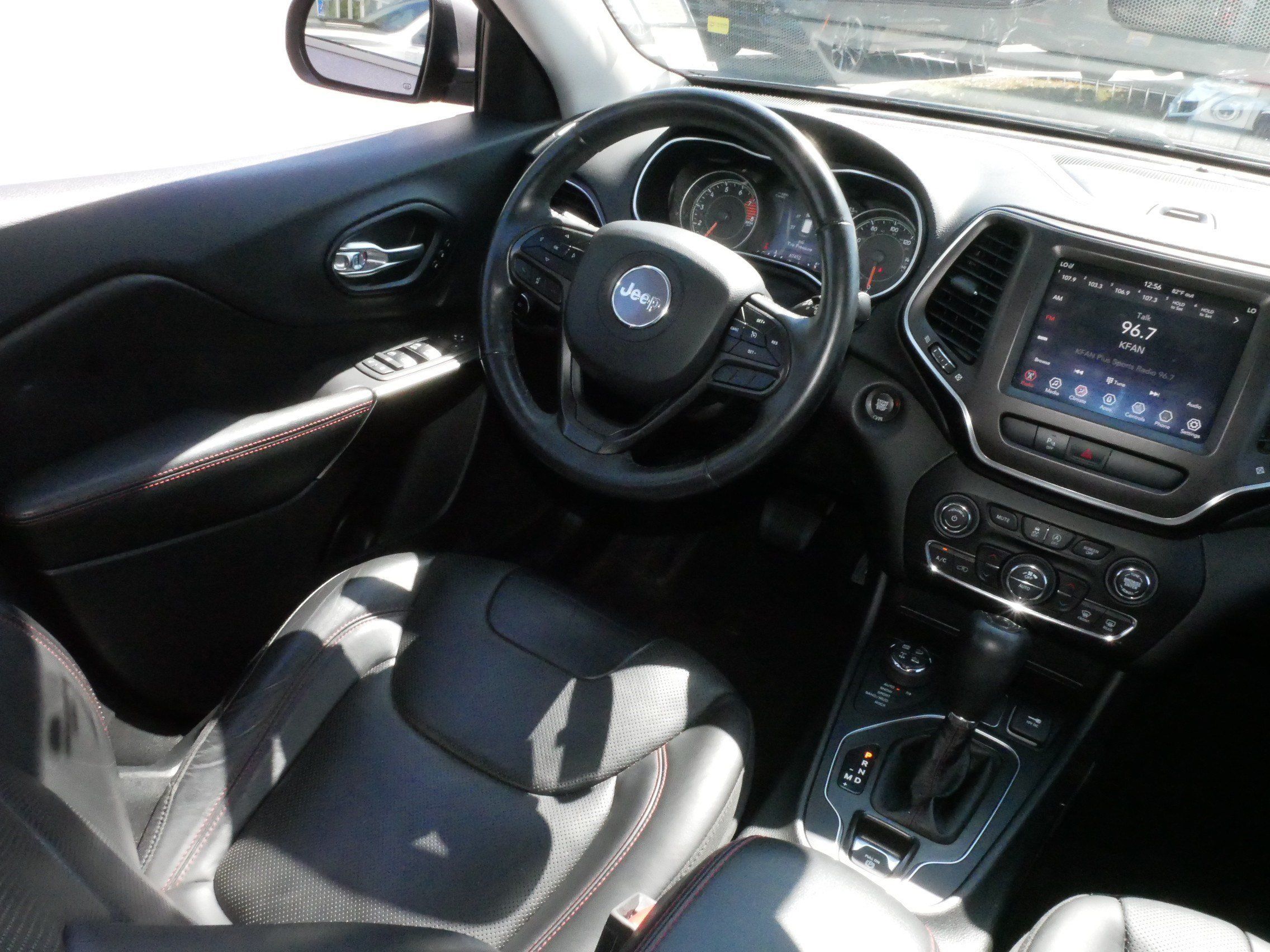 Used 2019 Jeep Cherokee Trailhawk AWD/4WD image 9