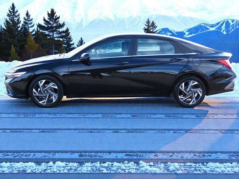 Used 2024 Hyundai Elantra Limited image 3