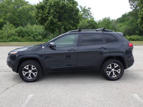 Used 2017 Jeep Cherokee Trailhawk w/ Comfort/Convenience Group AWD/4WD image 2